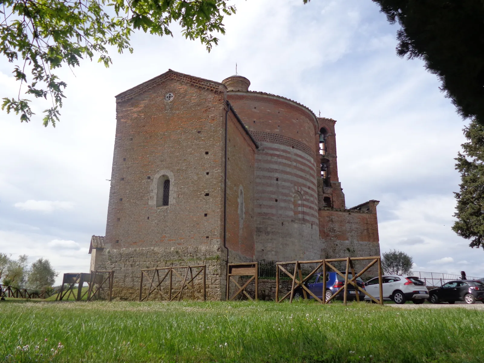 La Rotonda di Montesiepi, la cappella circolare che custodisce la spada di San Galgano