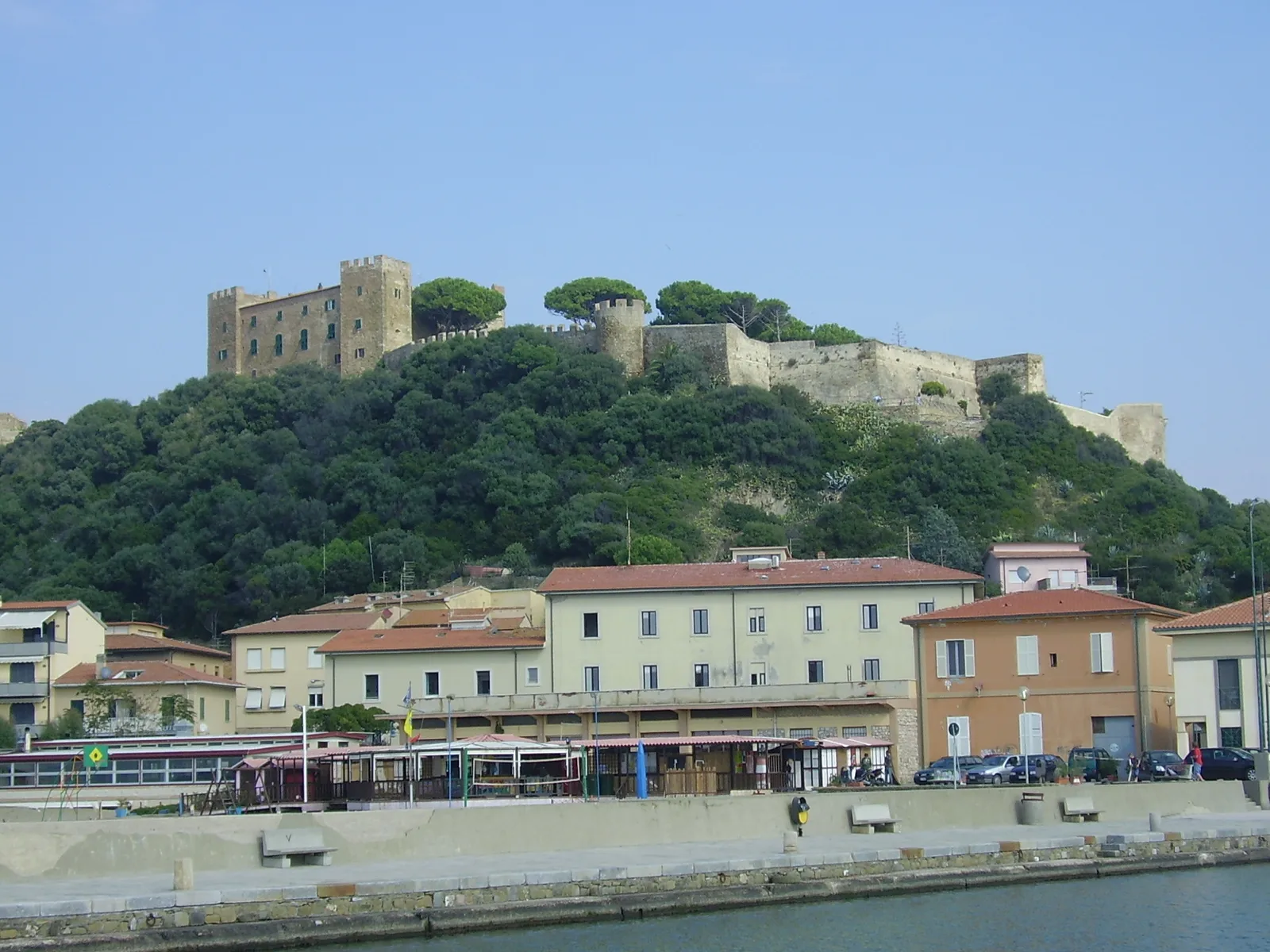 Il castello e il borgo di Castiglione della Pescaia visti dal mare