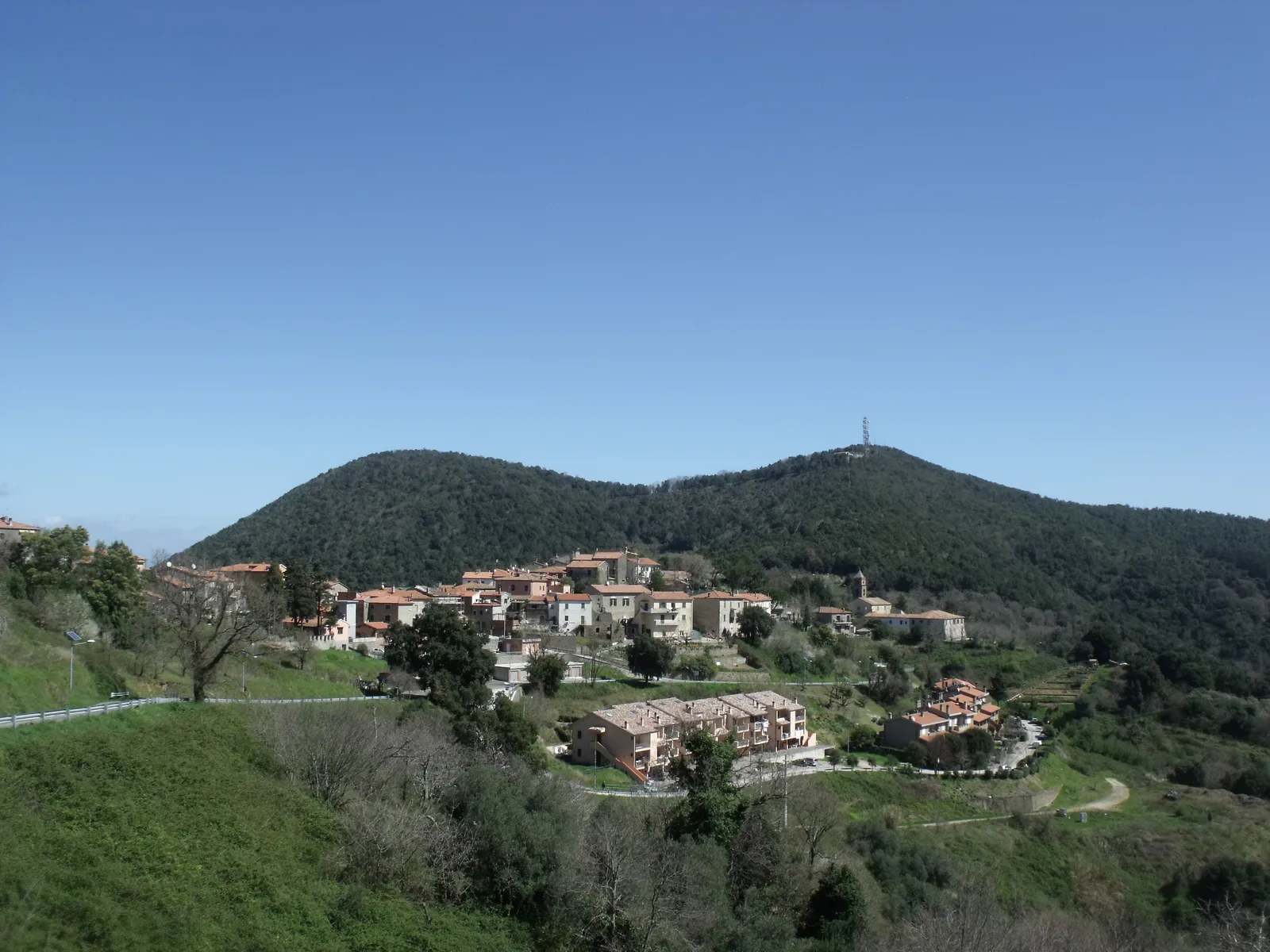 Il borgo di Tirli tra i boschi sulle colline sopra Castiglione della Pescaia