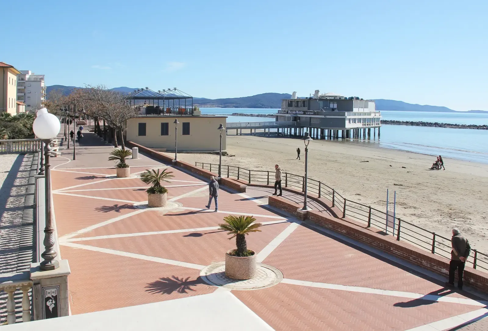 La piazza sul lungomare di Follonica con la spiaggia e il golfo