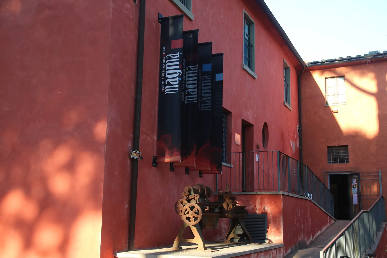 L’ingresso del museo MAGMA di Follonica, nell’edificio rosso del forno San Ferdinando