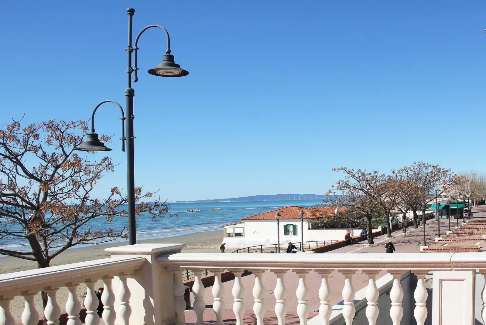 Il lungomare di Follonica con i lampioni, la balaustra e la spiaggia