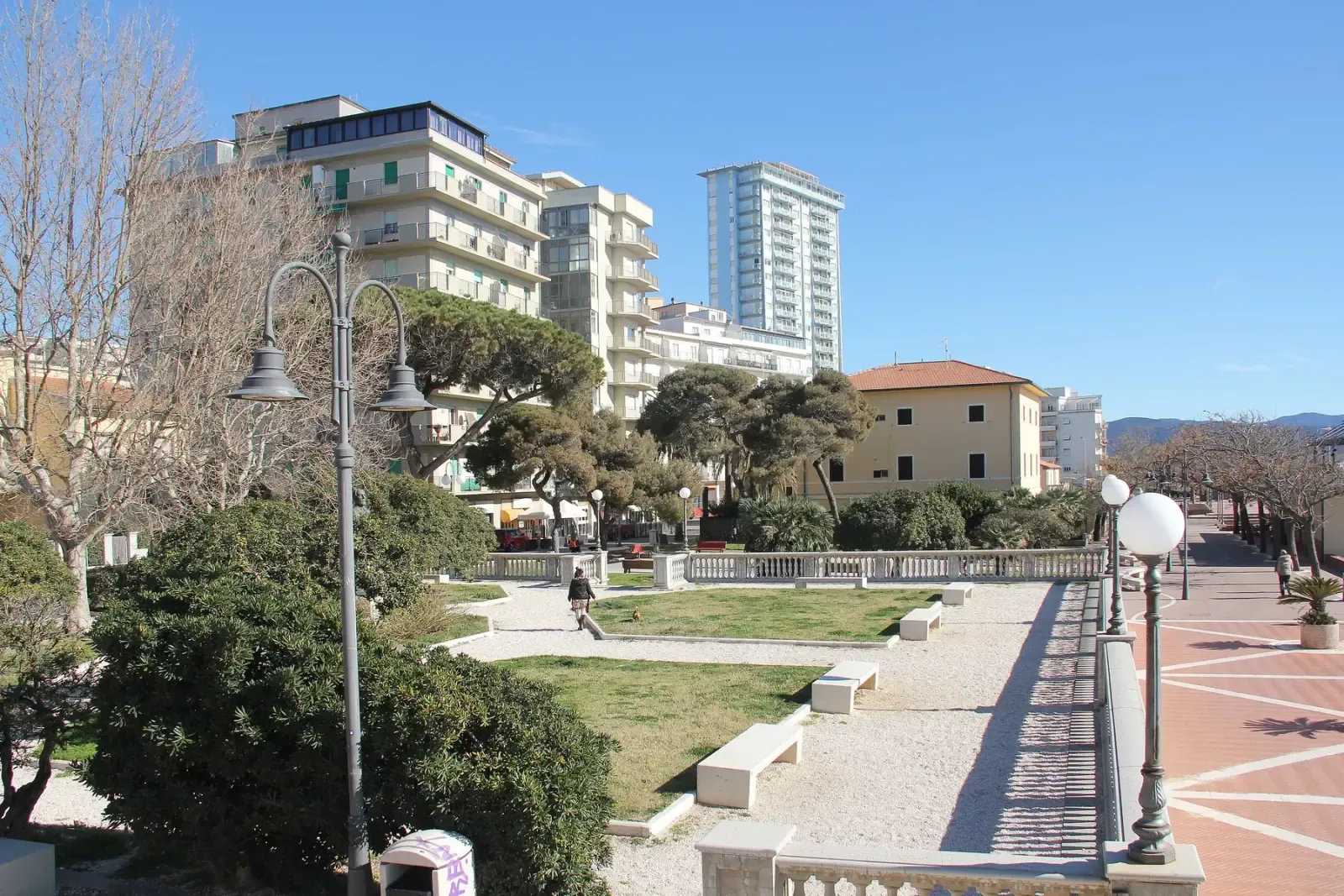 I giardini del lungomare di Follonica con la Torre Azzurra sullo sfondo