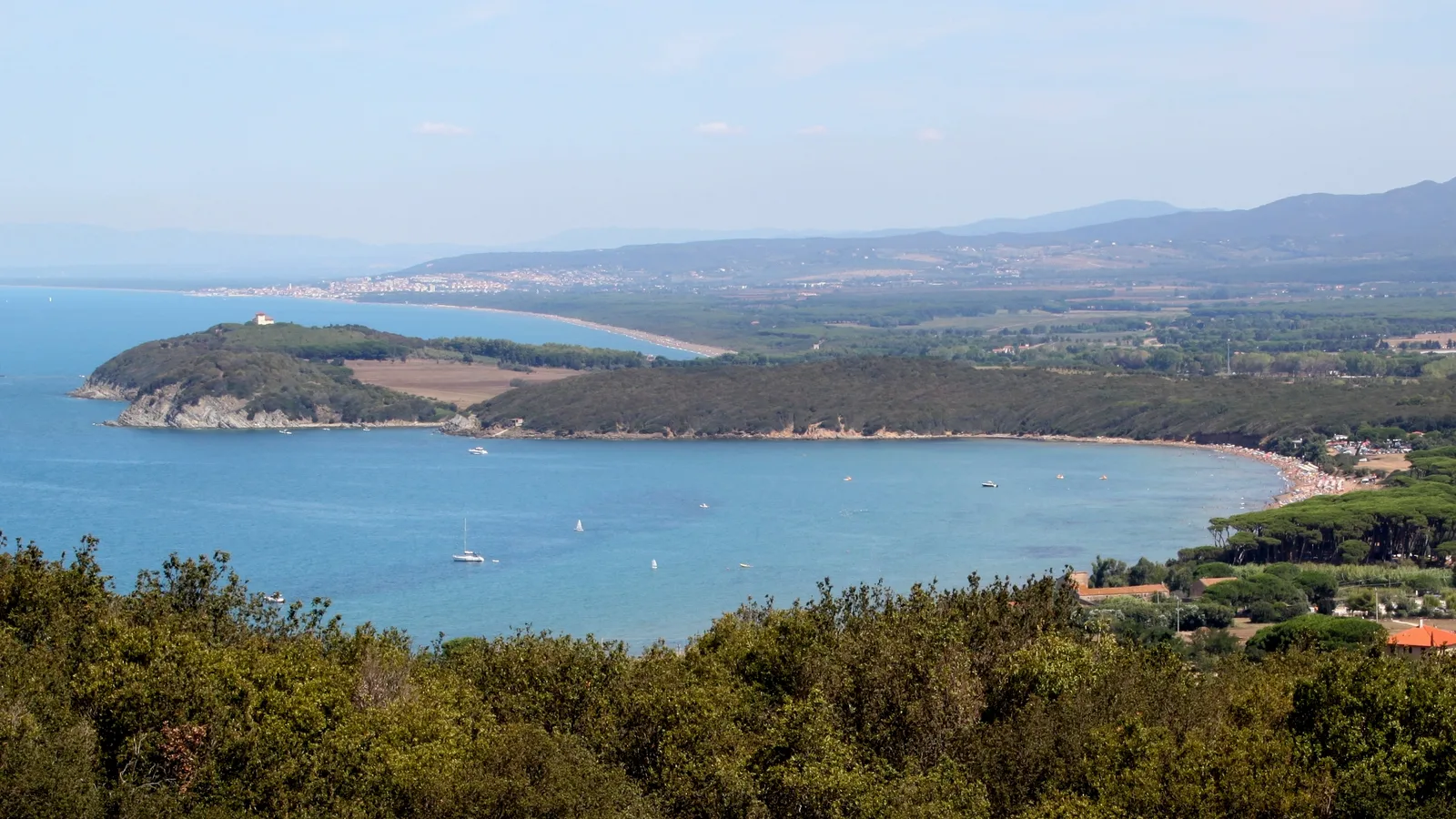 Il Golfo di Baratti visto dal parco archeologico di Populonia
