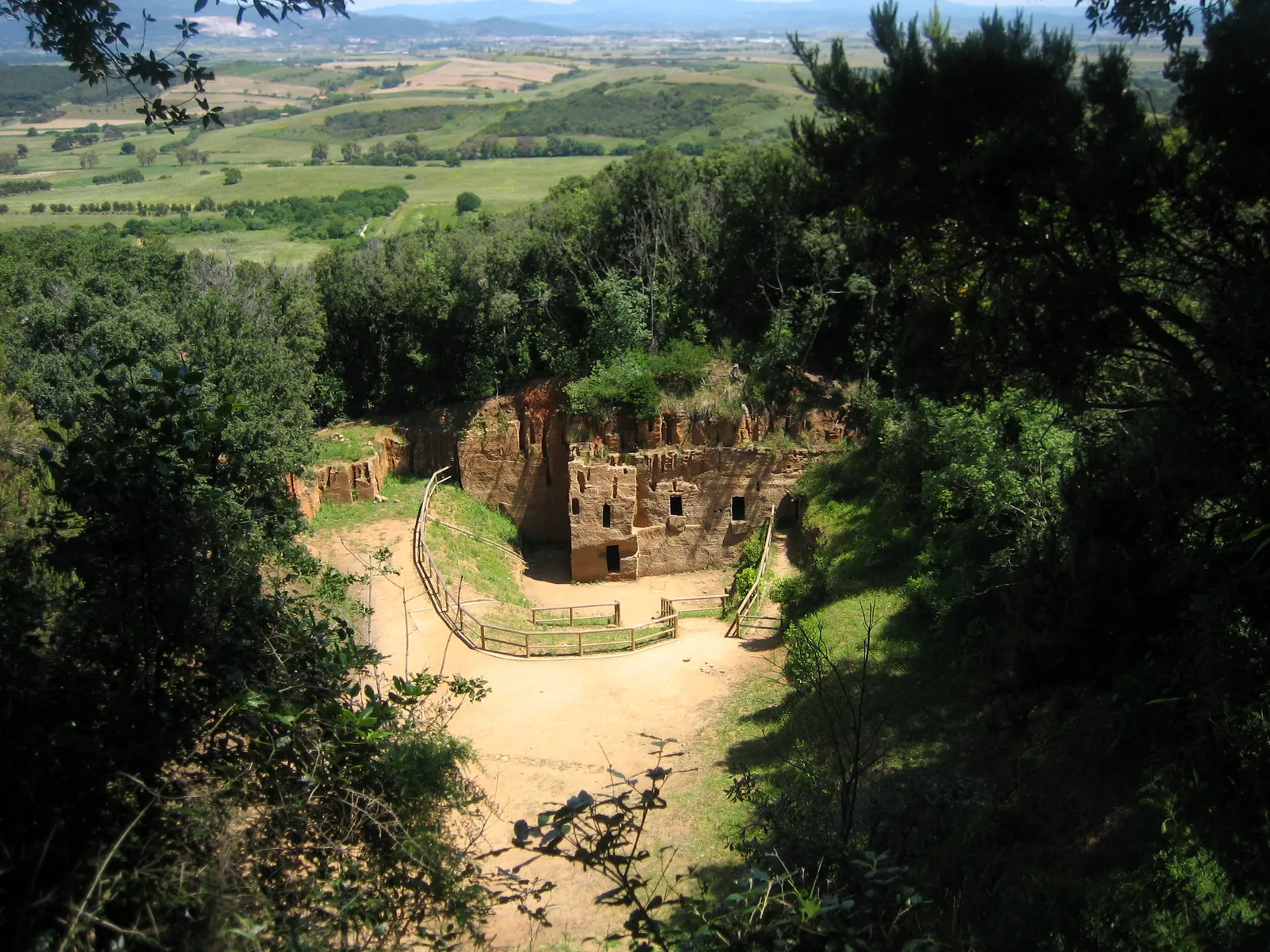 La Necropoli delle Grotte a Populonia, con le tombe scavate nella parete di cava