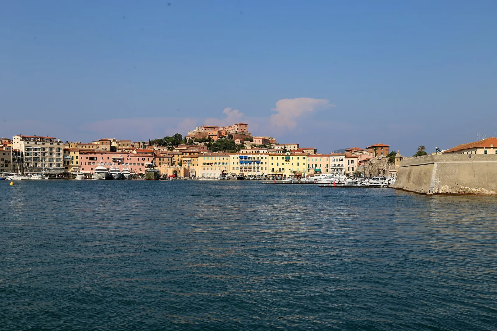 Portoferraio e la darsena medicea viste dal mare