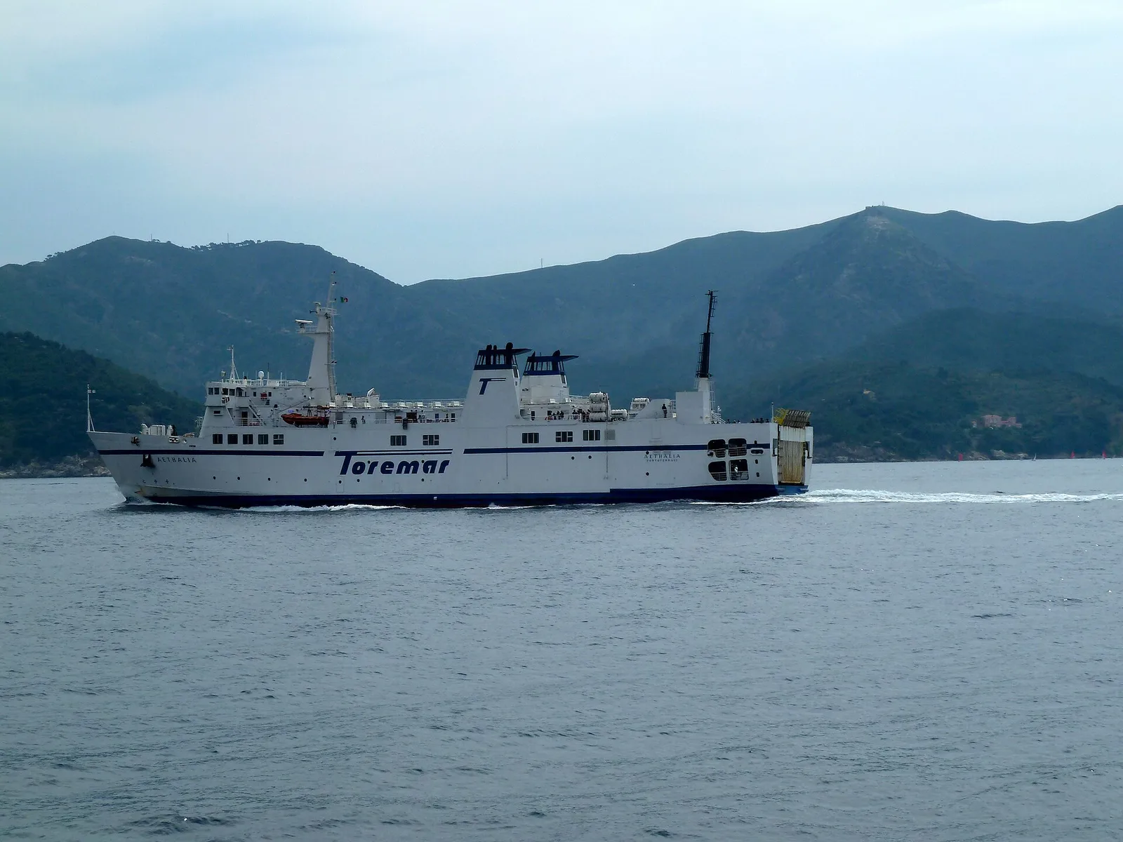 Un traghetto nella rada di Portoferraio con le montagne dell’Elba sullo sfondo