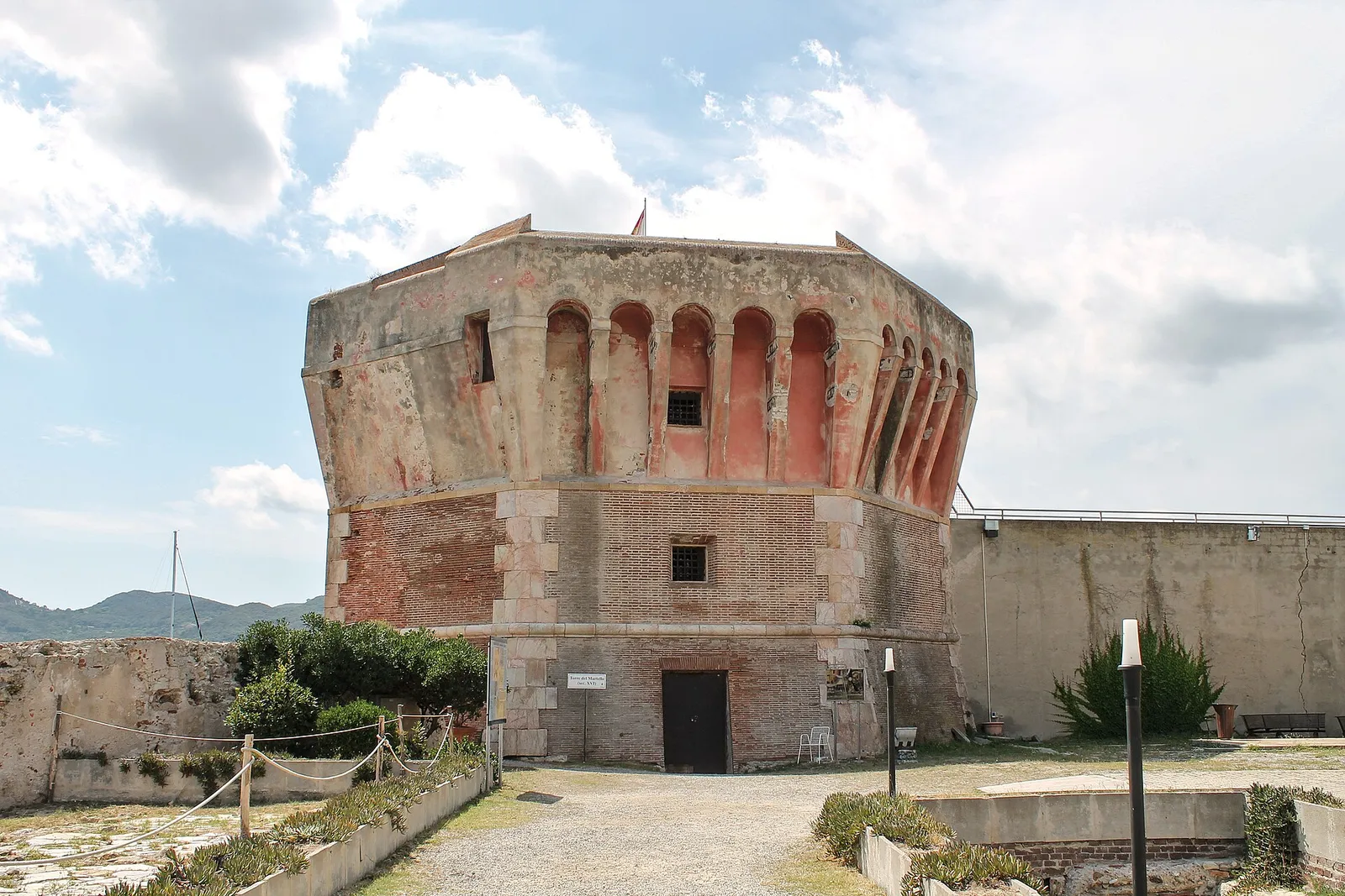 La Torre della Linguella a pianta ottagonale all’ingresso della darsena di Portoferraio