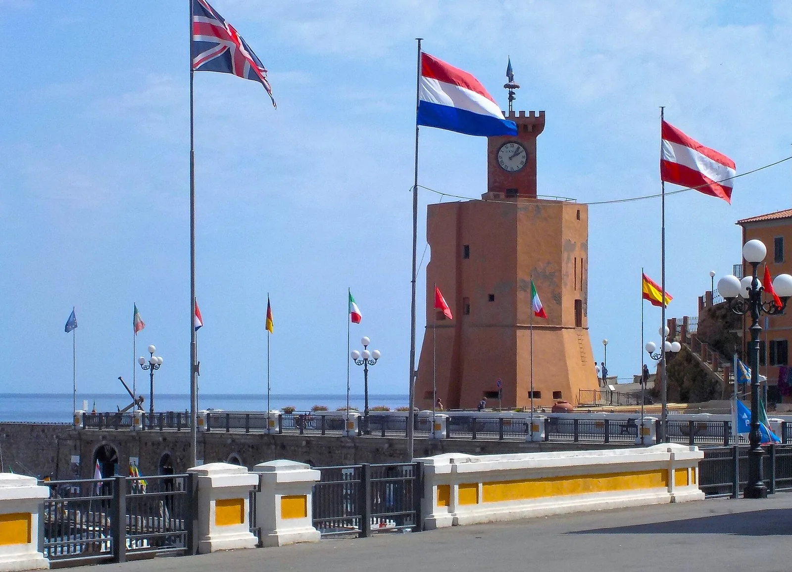 La torre di Rio Marina con la torretta dell’orologio sul lungomare