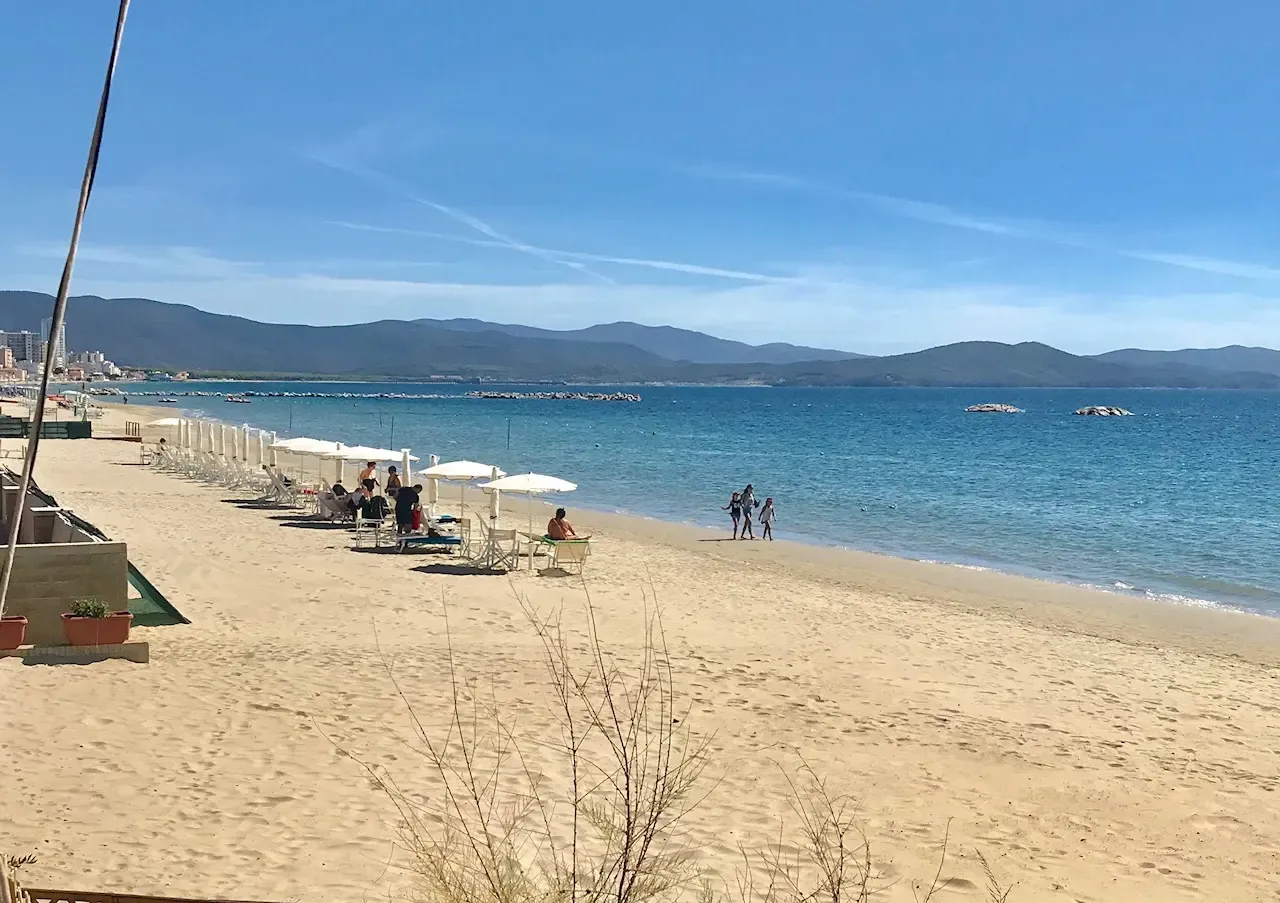 La spiaggia di Follonica con i fondali bassi e il golfo sullo sfondo