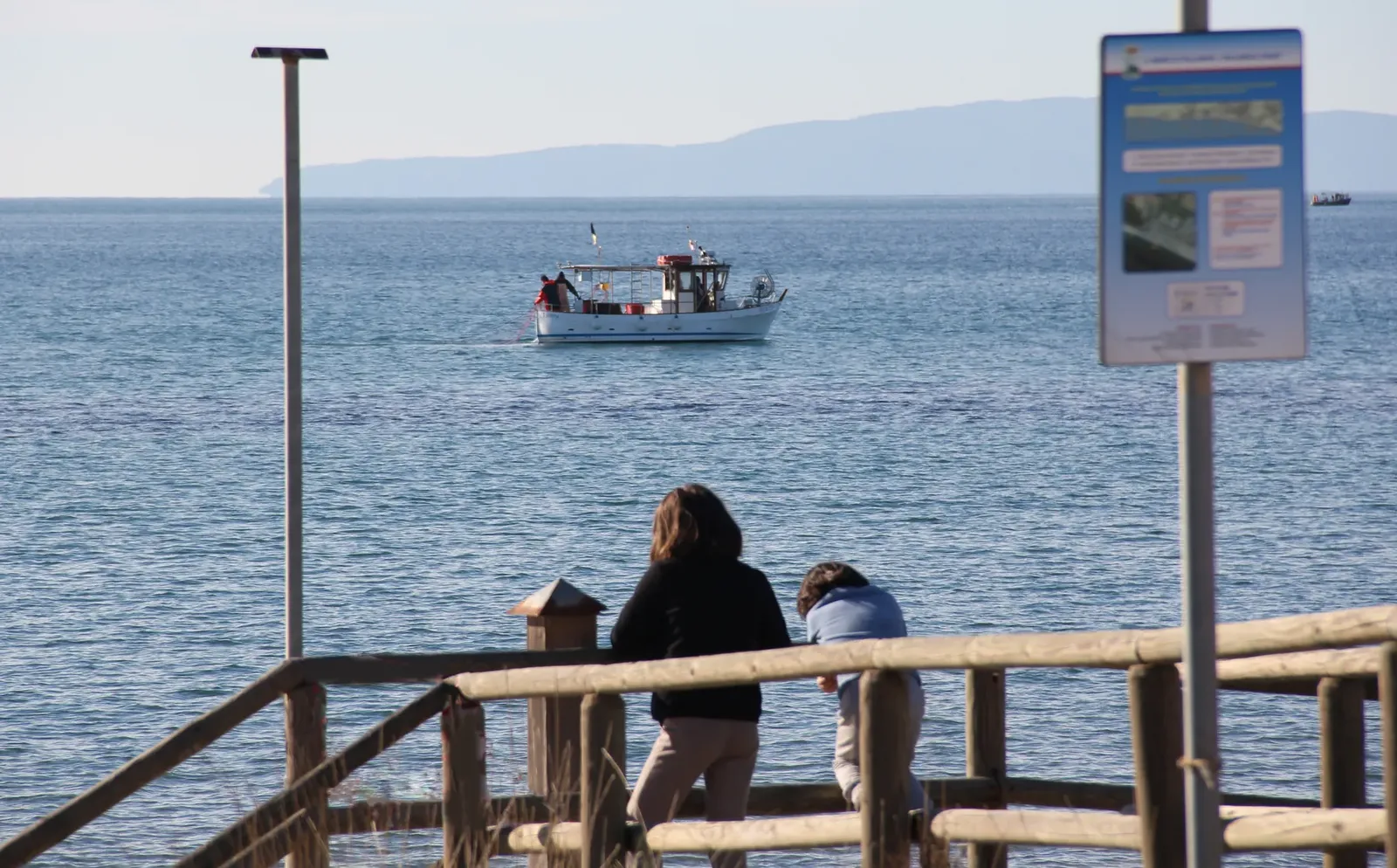 Barche da pesca davanti alla costa di Follonica