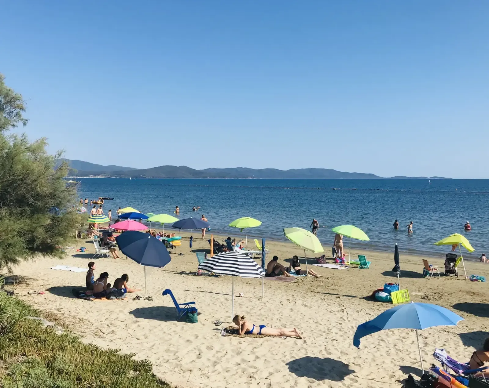 Ombrelloni colorati su una spiaggia libera di Follonica