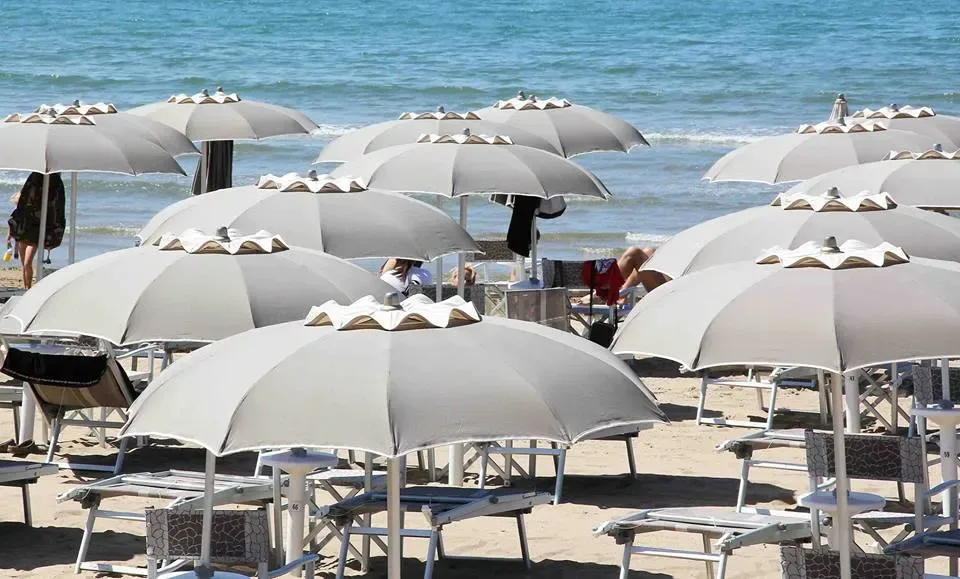 Ombrelloni e lettini di uno stabilimento balneare a Follonica