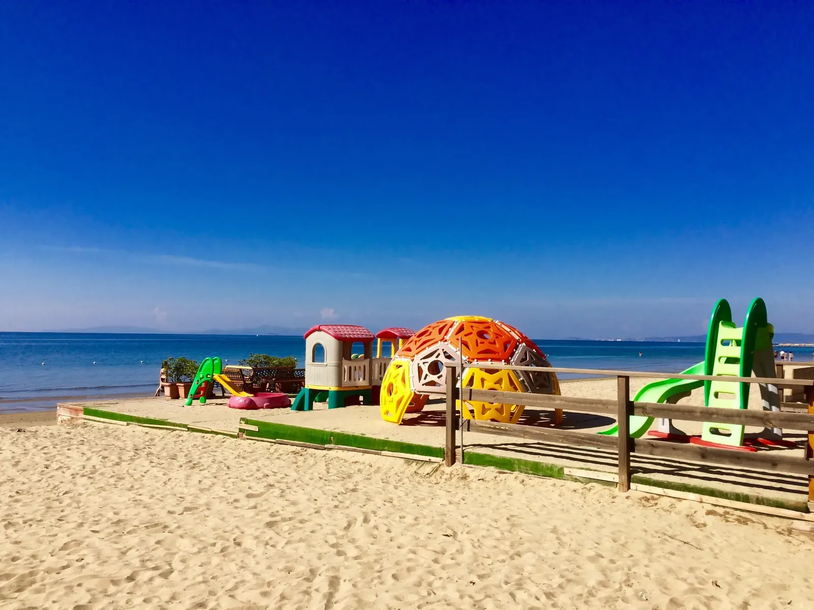 Giochi per bambini sulla spiaggia di Follonica