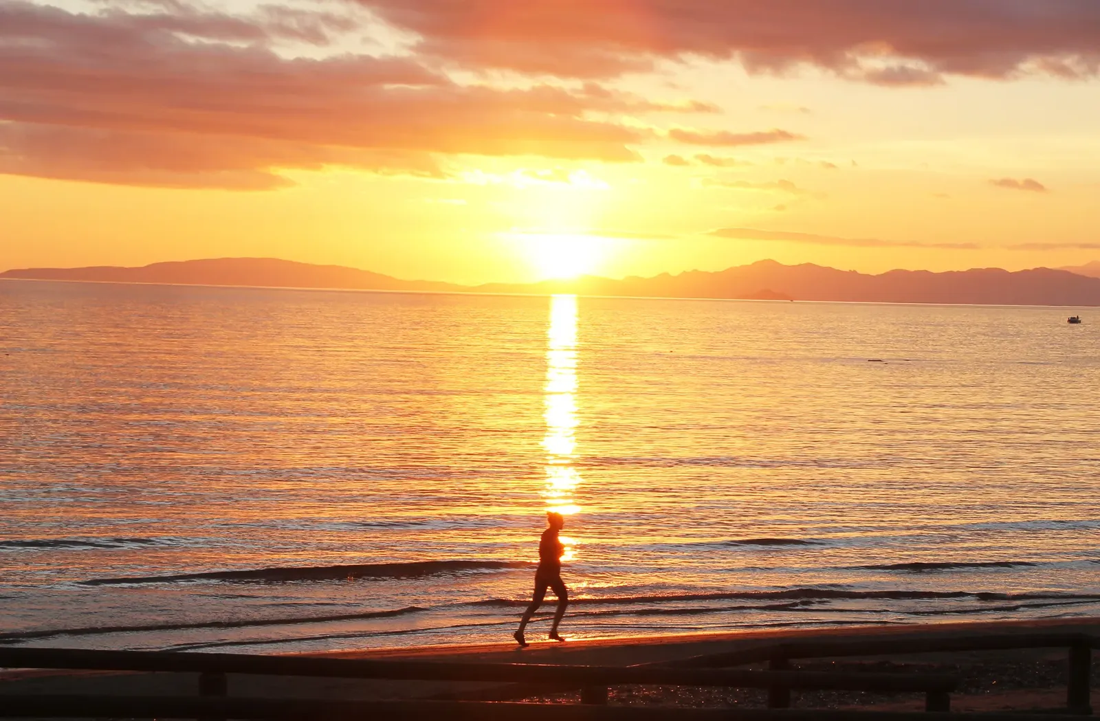 Una figura sulla battigia di Follonica al tramonto
