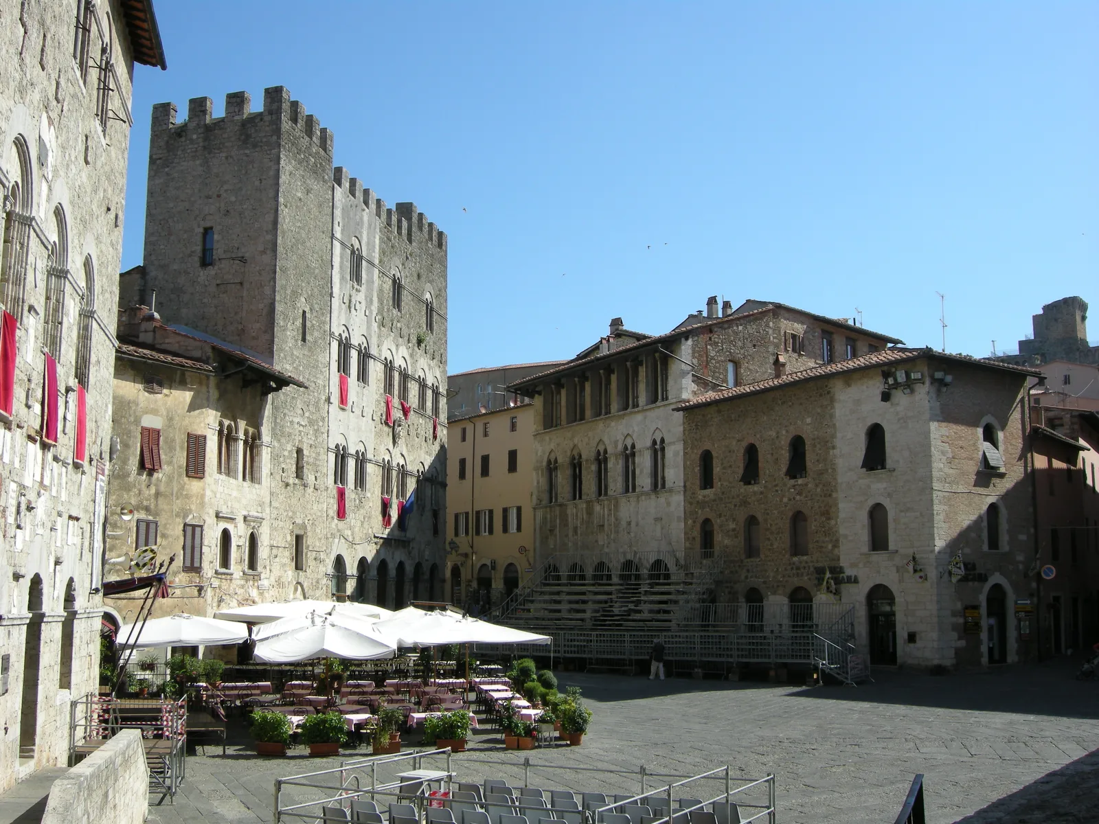 Piazza Garibaldi a Massa Marittima con i palazzi medievali in pietra