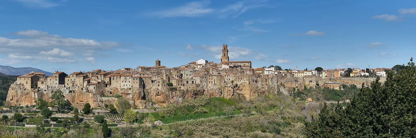 Pitigliano vista da sud, con le case sulla rupe di tufo