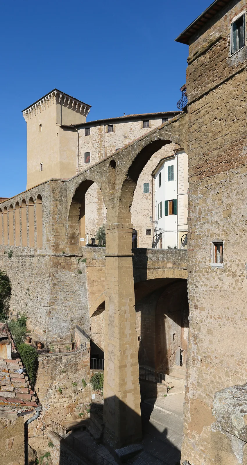 Le arcate dell’acquedotto mediceo di Pitigliano sopra la valle, con le case del paese