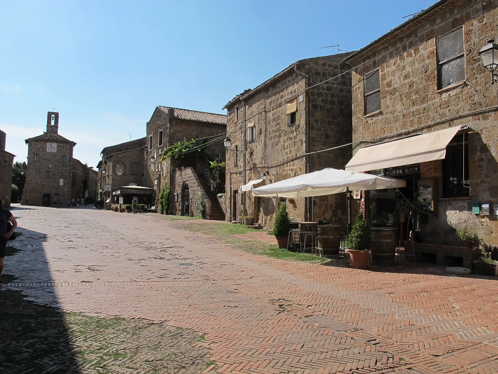 La piazza del Pretorio di Sovana con il pavimento in mattoni e i palazzi medievali in tufo
