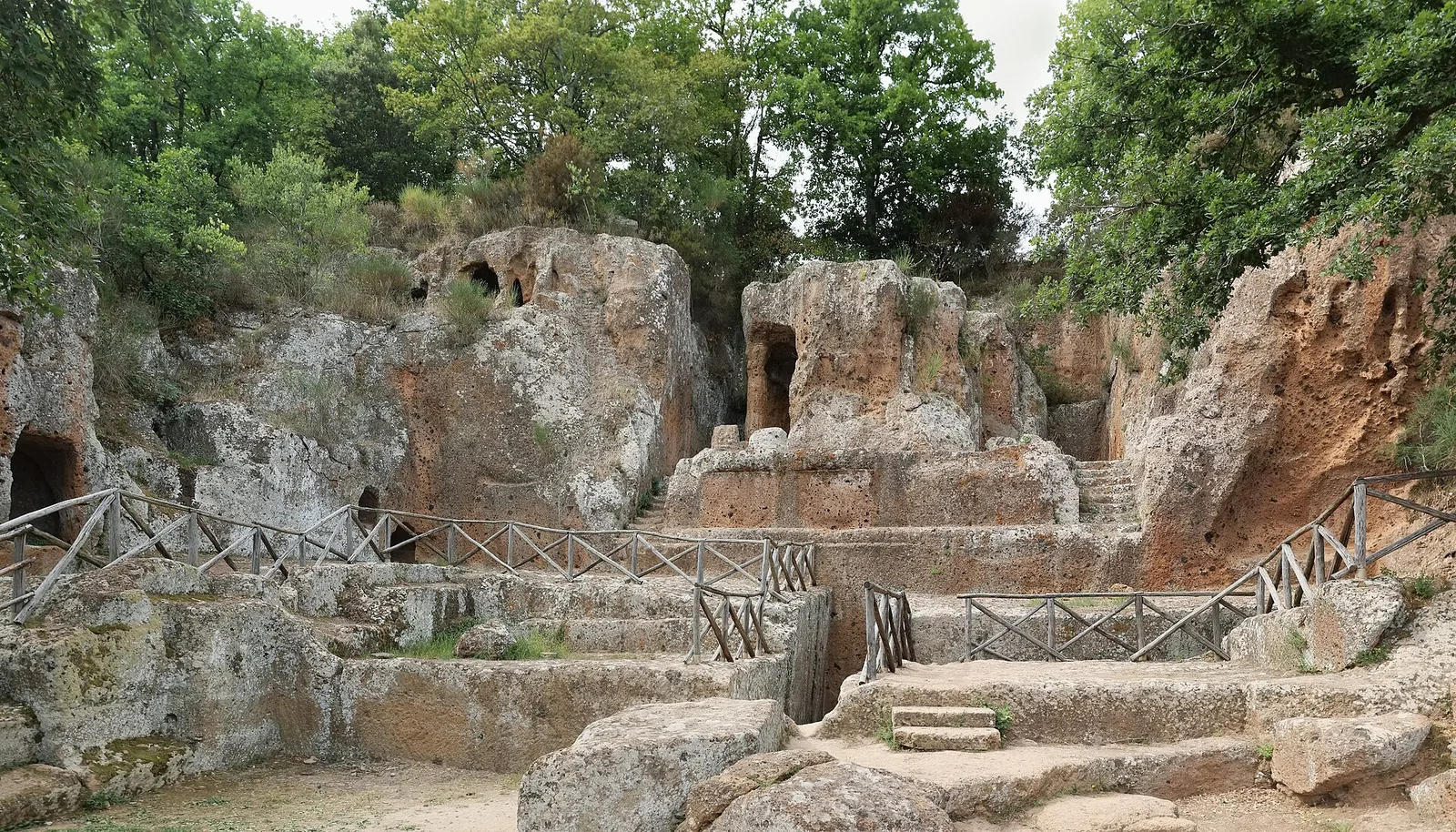 La Tomba Ildebranda nella necropoli di Sovana, un tempio etrusco scolpito nel tufo