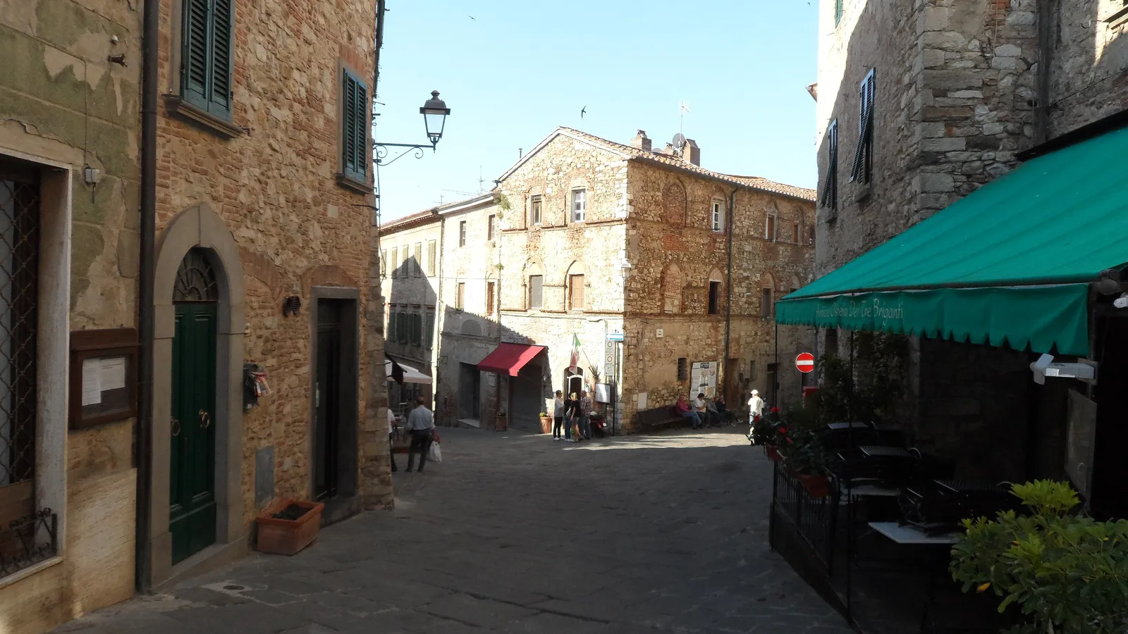 Una via lastricata del centro storico di Suvereto con le case in pietra