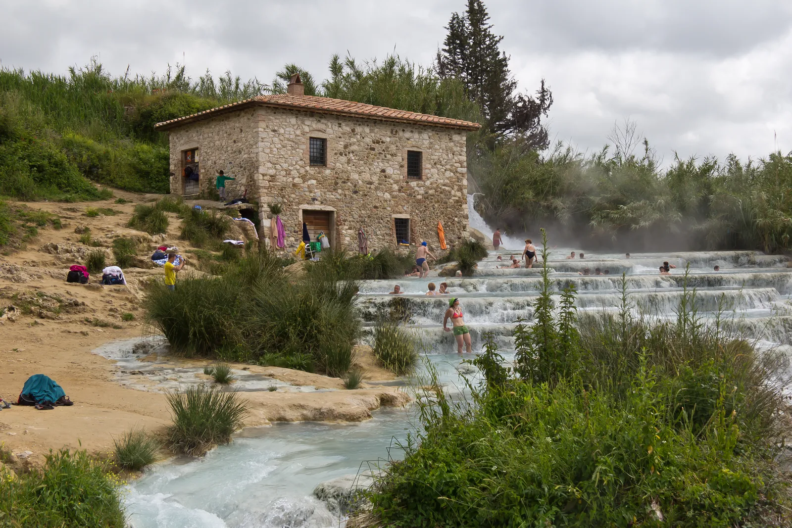Le Cascate del Mulino a Saturnia con il vecchio mulino sullo sfondo