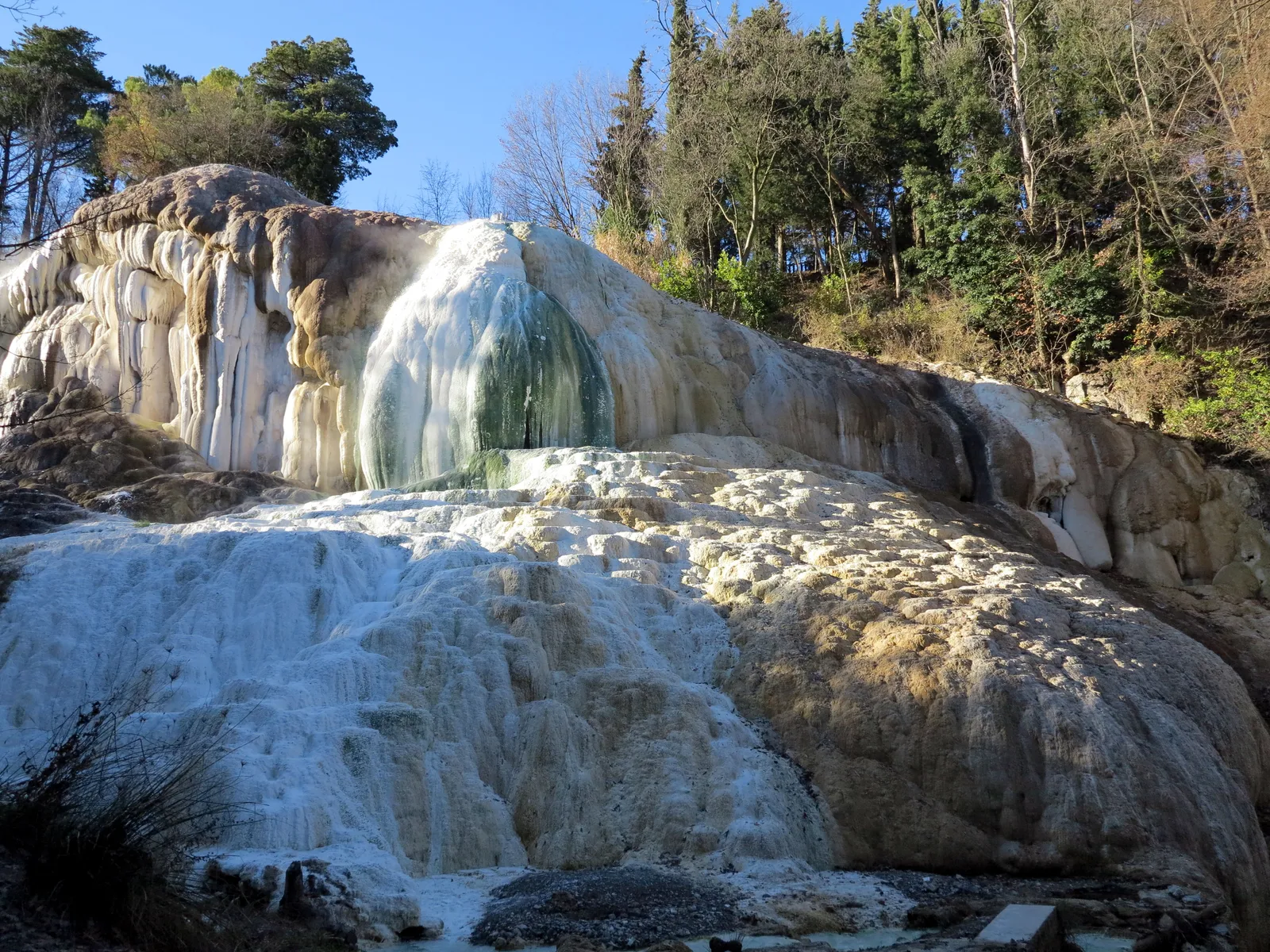 Le formazioni di travertino bianco del Fosso Bianco a Bagni San Filippo