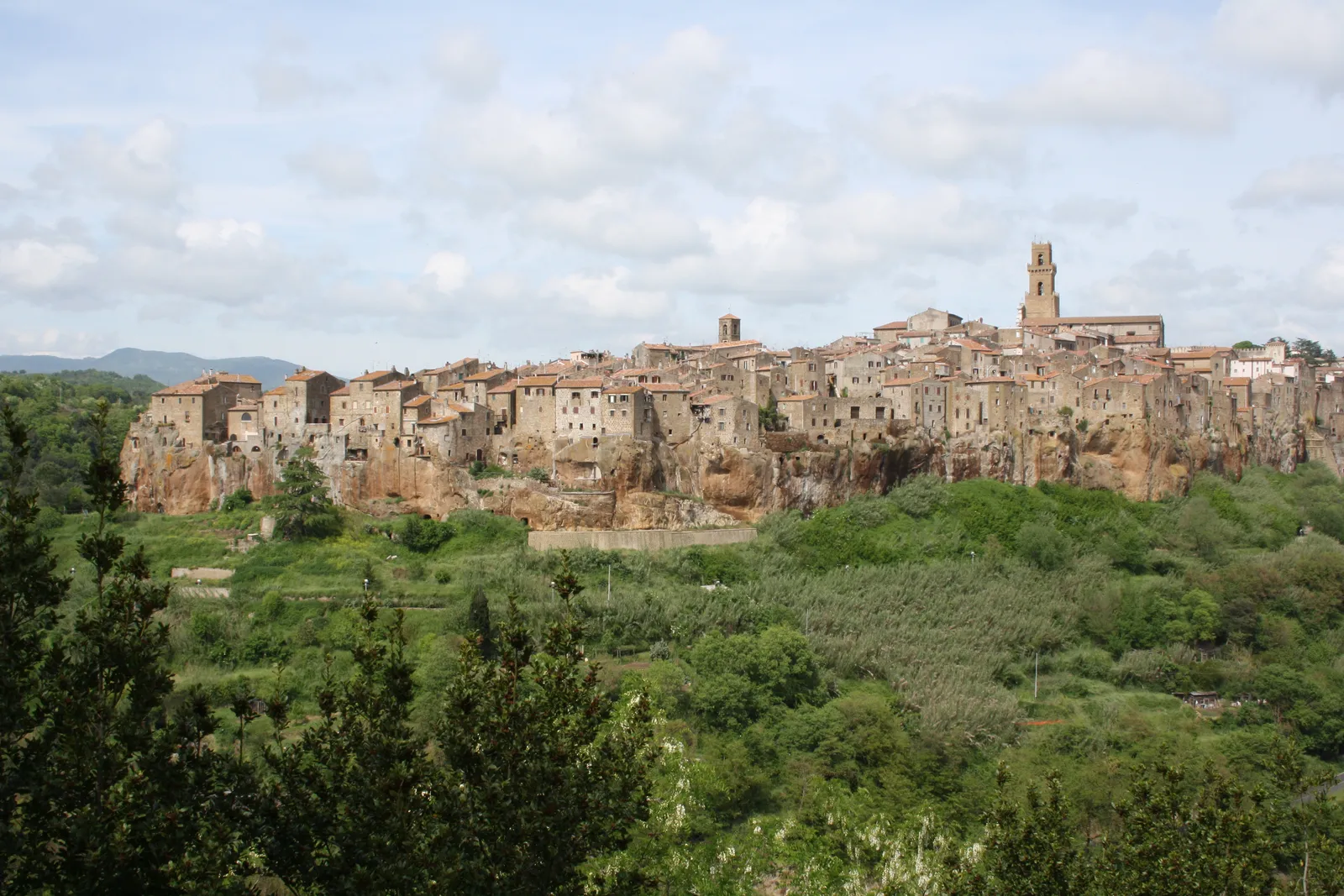 Il borgo di Pitigliano arroccato sul tufo